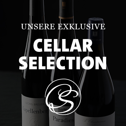 Im Hintergrund drei Flaschen, davor die Botschaft "unsere exklusive  Cellar Selection".