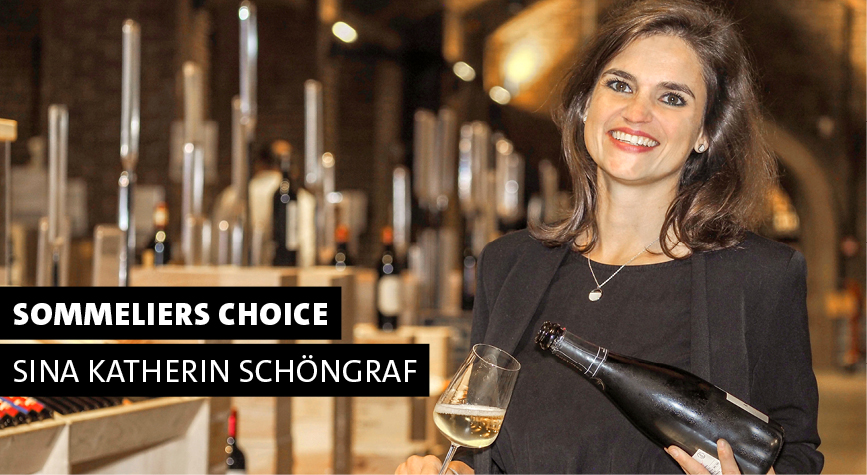 Sina Kathrin Schöngraf Sommeliere Sina Kathrin Schöngraf Sommeliere mit Schaumweinflasche und Sektglas in der Hand